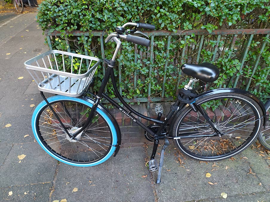 Swapfiets-Fahrrad mit blauem Reifen im Test