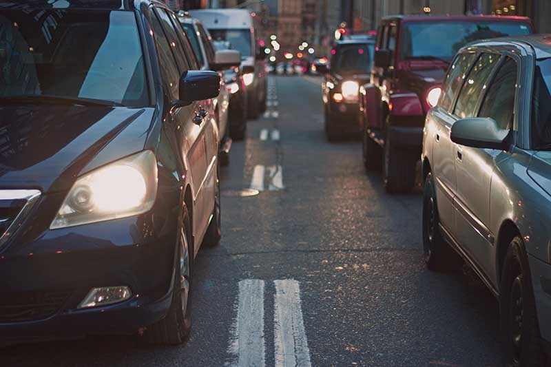 Autos auf einer Straße, wie viel kostet mein Auto im Monat?