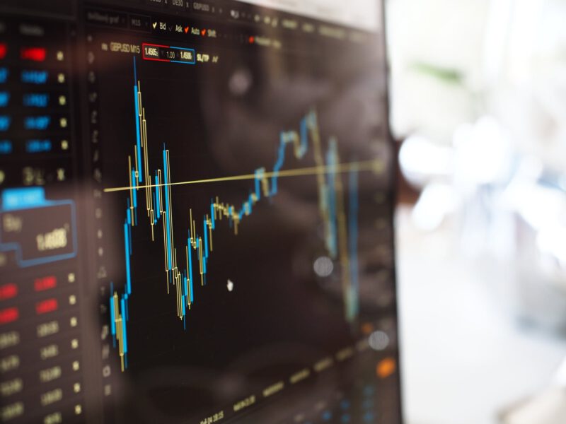 Börsenkurs eines ETFs. ETFs bilden einen Börsenindex ab, man investiert mit ihnen also sprichwörtlich "in den Markt".
