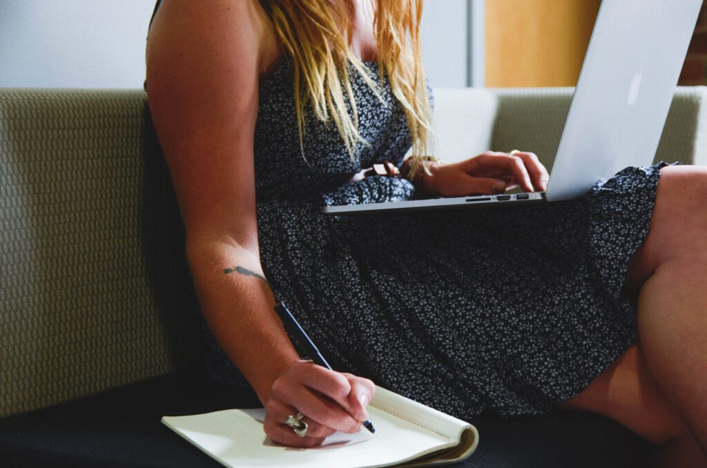 Eine Frau sitzt am Laptop und definiert Ziele mit der SMART-Methode