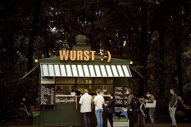 Wurststand, Symbolbild für den Wertpapierkauf auf dem Heimatmarkt Wurststand, Symbolbild für den Wertpapierkauf auf dem Heimatmarkt