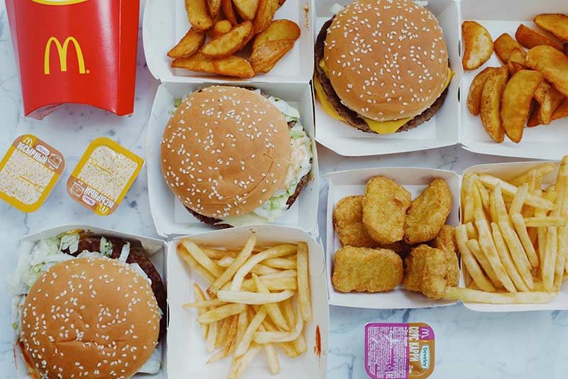 Big Mac Index erklärt, McDonalds Produkte aneinandergereiht