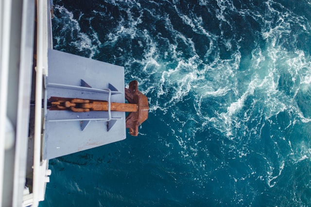 Symbolbild-Ankereffekt an der Börse. Anker hängt von einem Schiff herab